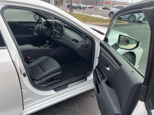 2025 Lexus ES 300h Base