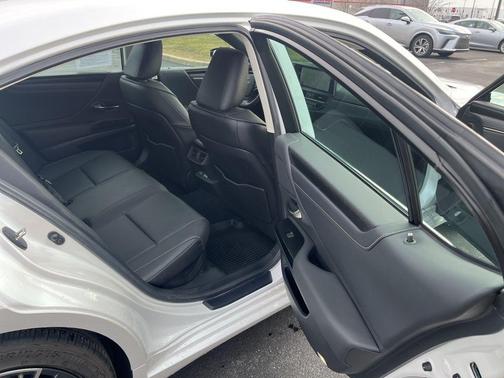 2025 Lexus ES 300h Base