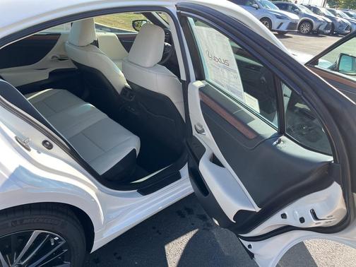 2025 Lexus ES 300h Base