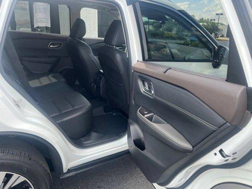Pearl White Tricoat 2021 Nissan Rogue SV