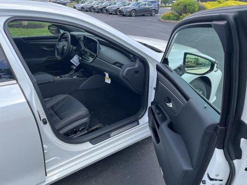 2025 Lexus ES 300h Luxury
