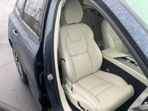 2025 Volvo XC60 B5 Ultra