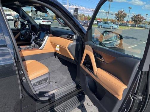 2025 Lexus LX 700h Luxury