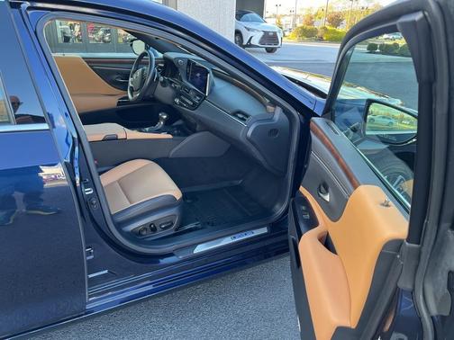 2025 Lexus ES 300h Base