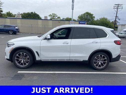 Photo 2 of 9 of 2021 BMW X5 sDrive40i