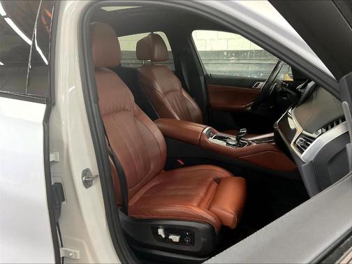 Mineral White Metallic 2022 BMW X6 M50i