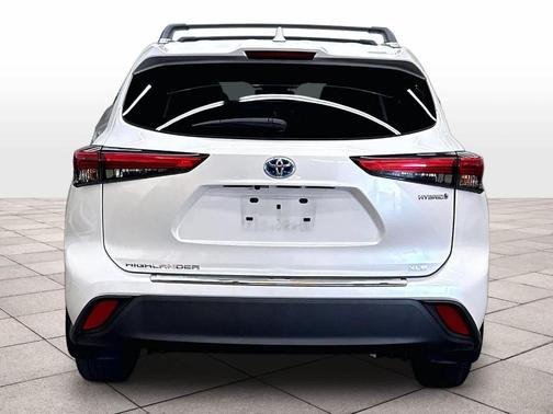 Wind Chill Pearl 2022 Toyota Highlander Hybrid XLE