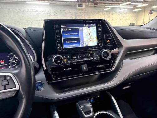 Wind Chill Pearl 2022 Toyota Highlander Hybrid XLE