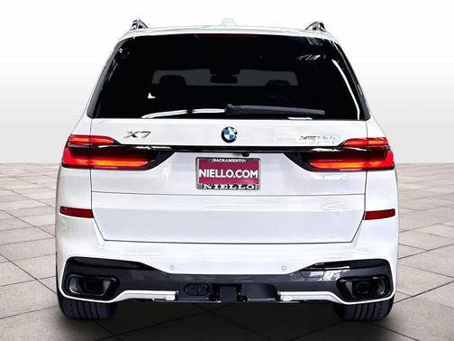 Alpine White 2027 BMW X7 xDrive40i