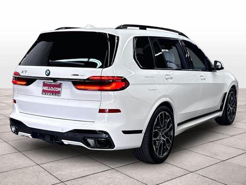 Alpine White 2027 BMW X7 xDrive40i