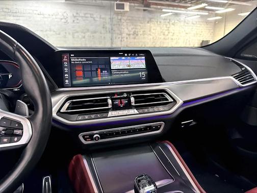 Mineral White Metallic 2022 BMW X6 xDrive40i