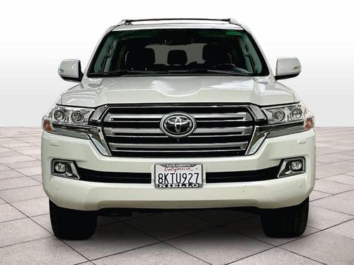 Blizzard Pearl 2019 Toyota Land Cruiser V8