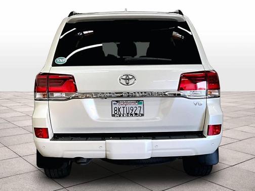 Blizzard Pearl 2019 Toyota Land Cruiser V8