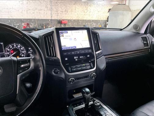 Blizzard Pearl 2019 Toyota Land Cruiser V8