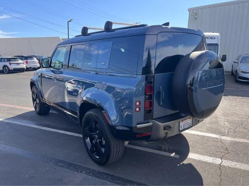 2024 Land Rover Defender P400 X-Dynamic SE