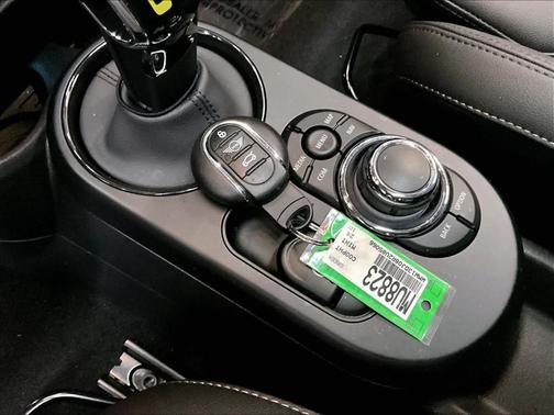 British Racing Green IV Metallic 2024 MINI SE Hardtop Cooper