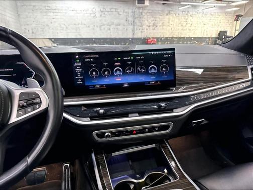 Manhattan Green Metallic 2023 BMW X7 xDrive40i