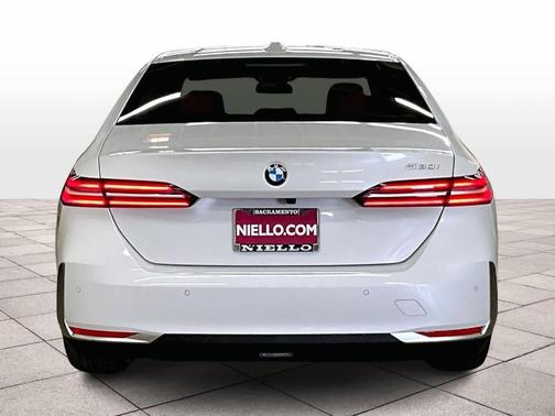 Mineral White Metallic 2026 BMW 530 i