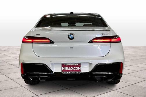 2025 BMW 760 760i xDrive