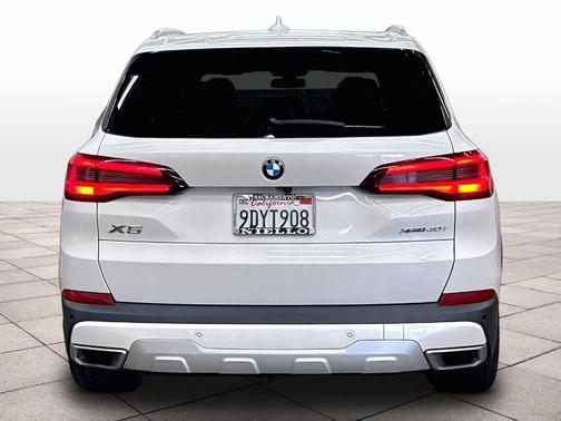 Mineral White Metallic 2023 BMW X5 xDrive40i