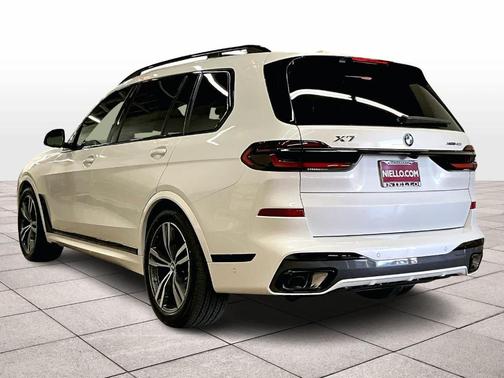 Mineral White Metallic 2026 BMW X7 xDrive40i