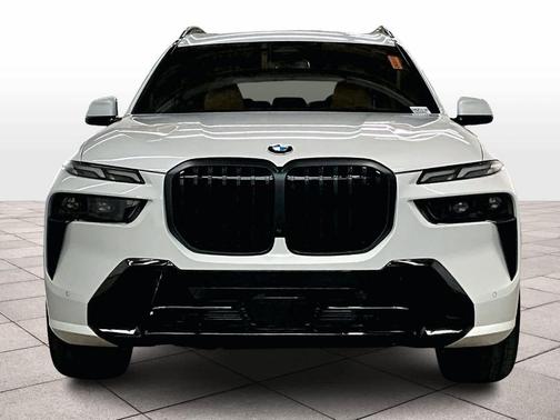 Mineral White Metallic 2026 BMW X7 xDrive40i