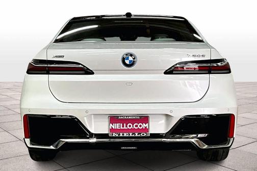 2026 BMW 750e xDrive
