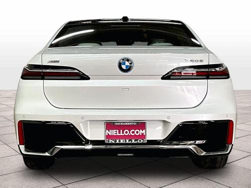 2026 BMW 750e xDrive