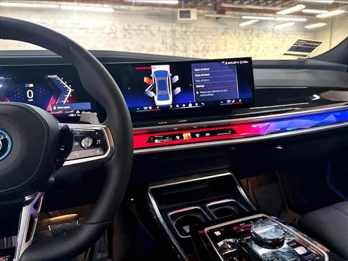Mineral White Metallic 2026 BMW 750e xDrive