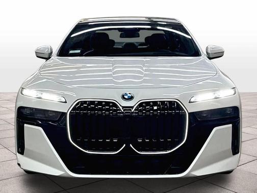 Mineral White Metallic 2026 BMW 750e xDrive
