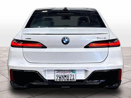 Mineral White Metallic 2026 BMW 750e xDrive