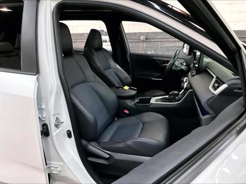 Wind Chill Pearl / Midnight Black Metallic 2024 Toyota RAV4 Hybrid XSE