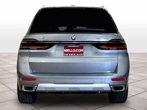 Gray Metallic 2026 BMW X7 xDrive40i