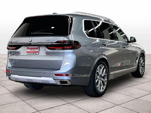 Gray Metallic 2026 BMW X7 xDrive40i