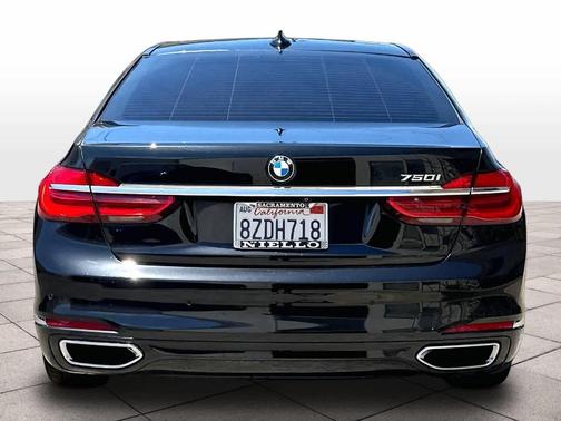 Black Sapphire Metallic 2018 BMW 750 i