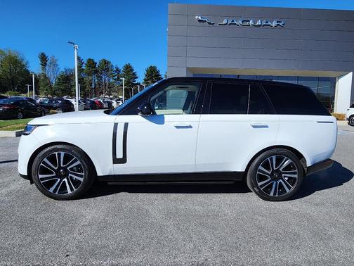 Fuji White 2023 Land Rover Range Rover P400 SE