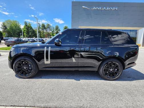 Santorini Black 2025 Land Rover Range Rover P400 SE
