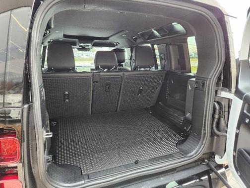 2025 Land Rover Defender P400 X-Dynamic SE