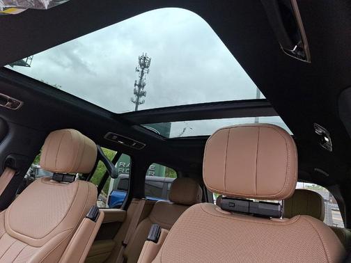 Santorini Black 2026 Land Rover Range Rover P400 SE
