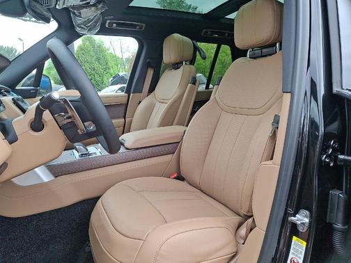 Santorini Black 2026 Land Rover Range Rover P400 SE