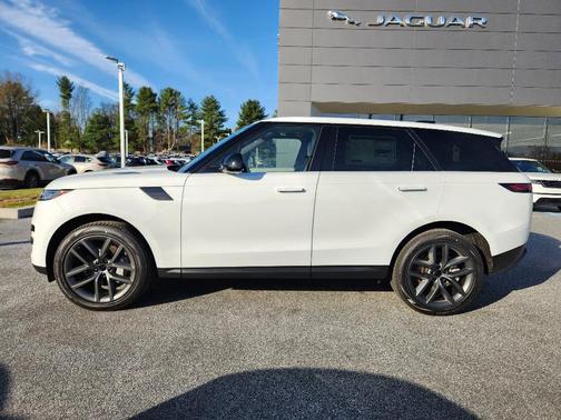 Fuji White 2026 Land Rover Range Rover Sport SE