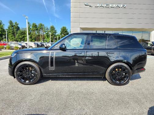 Santorini Black 2026 Land Rover Range Rover P400 SE