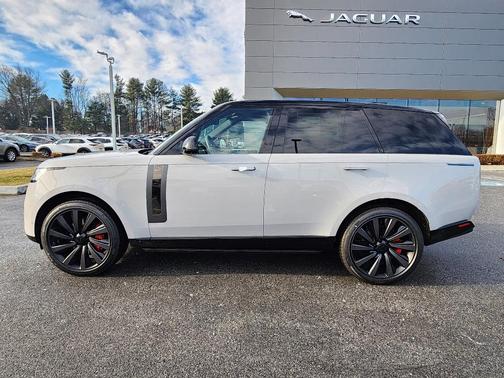 2026 Land Rover Range Rover P615 SV