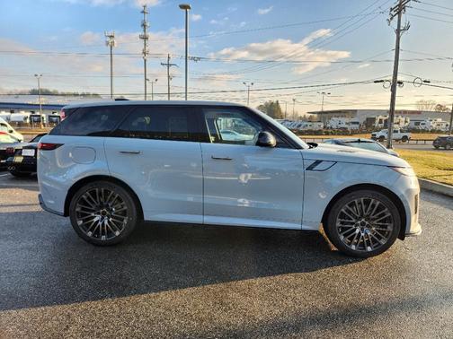 2026 Land Rover Range Rover Sport P635 SV