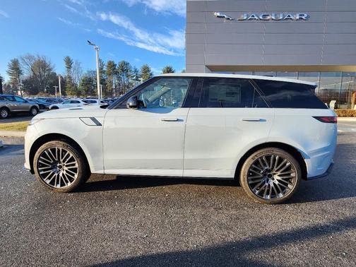 2026 Land Rover Range Rover Sport P635 SV