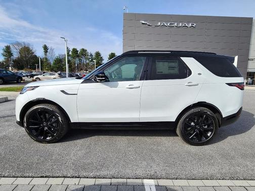 Fuji White 2026 Land Rover Discovery Dynamic SE