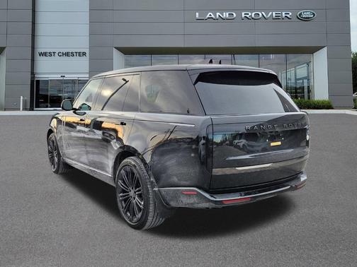 2026 Land Rover Range Rover P615 SV