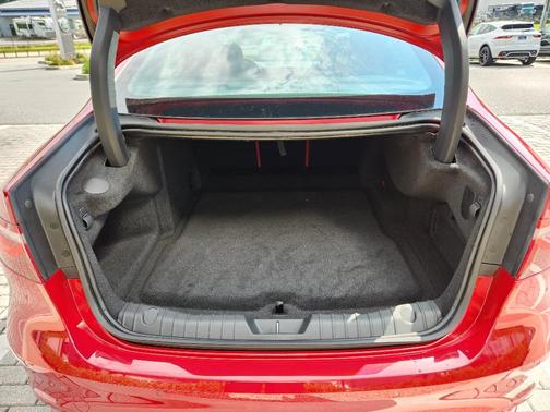 2022 Jaguar XF R-Dynamic SE