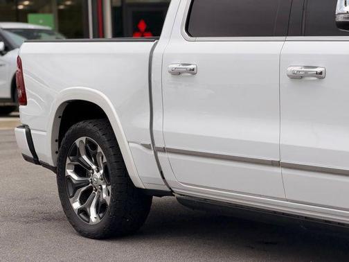 Ivory White Tri-Coat Pearlcoat 2019 RAM 1500 Limited