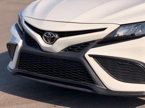 Super White 2021 Toyota Camry SE